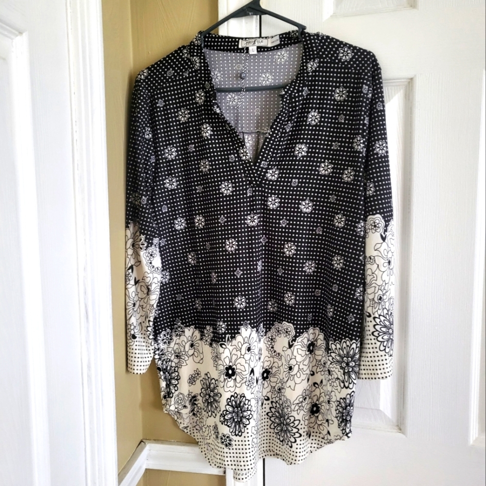 Black and white tunic top. Size L